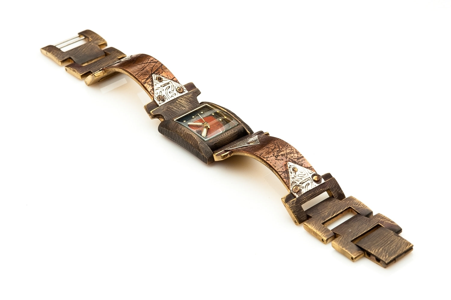 The Ponte Vecchio watch in copper and silver. When it lies flat, the curves of the metal band recall the Ponte Vecchio’s arches over the Arno.